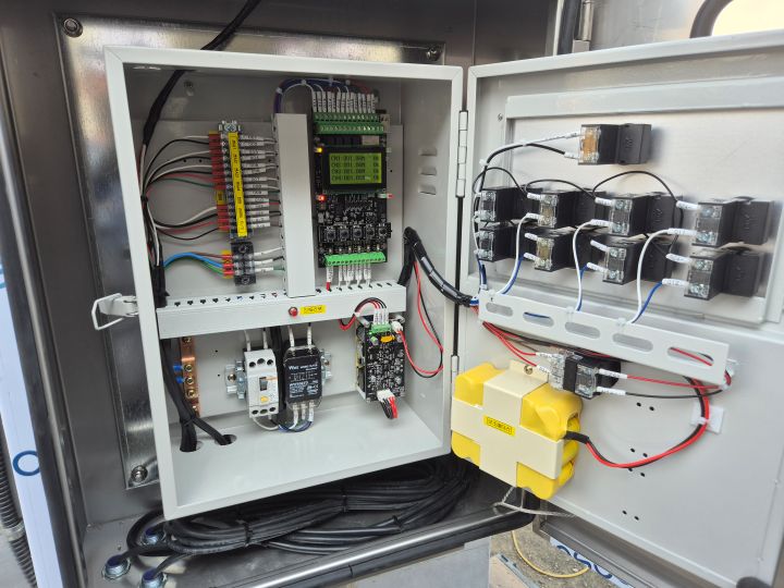 노이즈 차단 모듈 탑재로 오작동 없는 누액감지기 수신반 내부