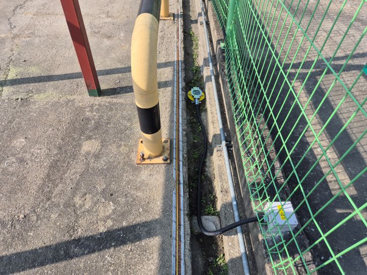 내화학성 케이블과 전자식 센서로 구성된 누액감지기 시스템