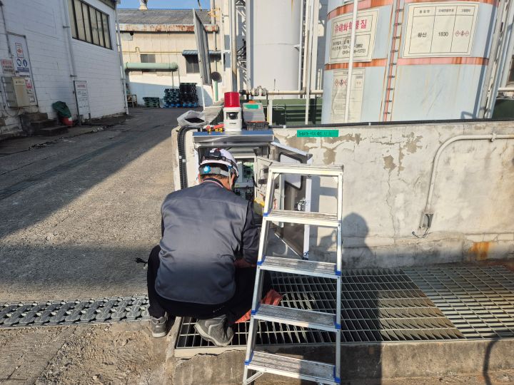 시인성이 뛰어난 고출력 경광등과 누액 감지 수신기 설치 완료 모습