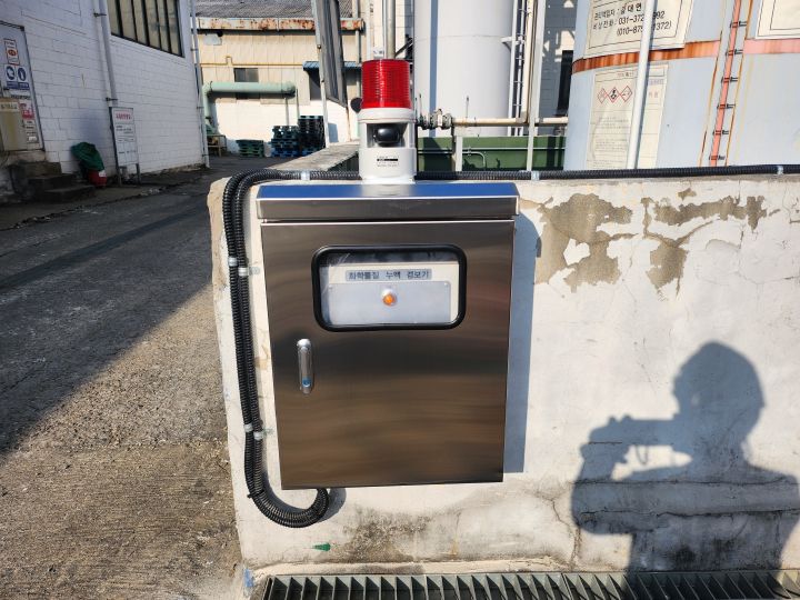 현장 관리자가 확인하기 쉬운 위치에 설치된 누액 모니터링 시스템