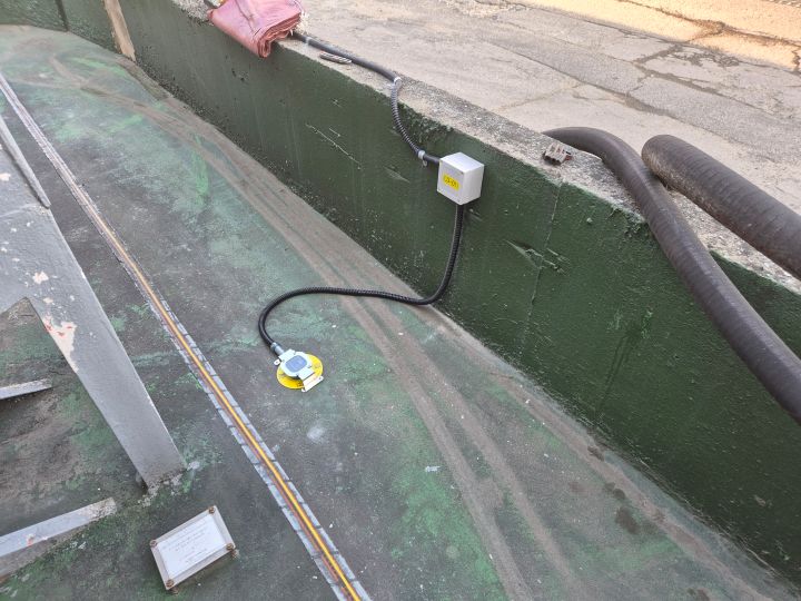 화학물질 저장 탱크 하단부에 견고하게 설치된 유한테크 누액감지기