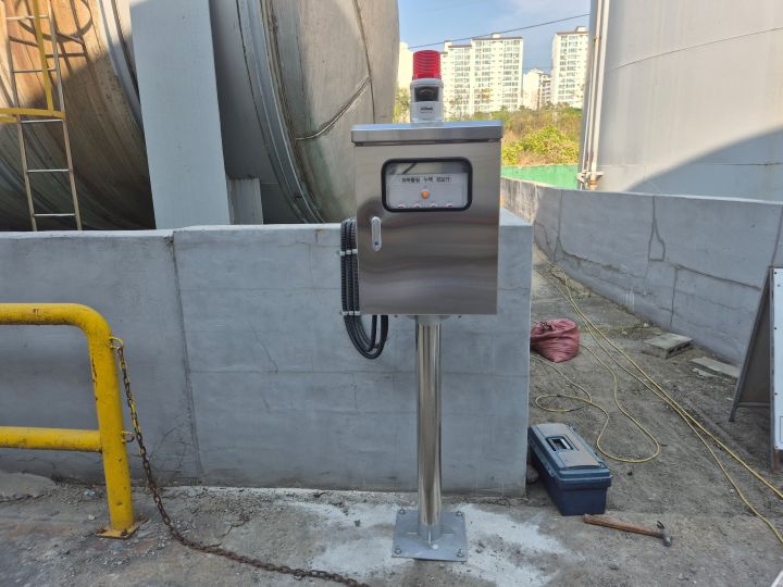 야간 식별이 용이한 경광등이 포함된 옥외용 누액 감지 수신기