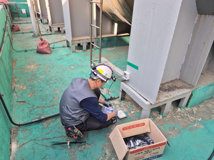 옥외 저장소 내구성 문제로 손상된 기존 필름형 누액감지기 철거 현장