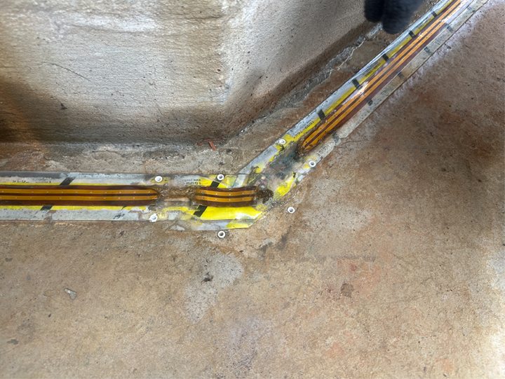 형체를 알아보기 어려울 정도로 녹아내린 필름형 누액감지기(수산화칼륨 누출 감지용)