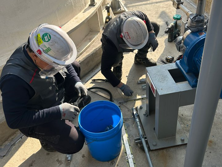 누액감지기 설치를 위한 스틸 배관 시공 및 케이블 보호 작업