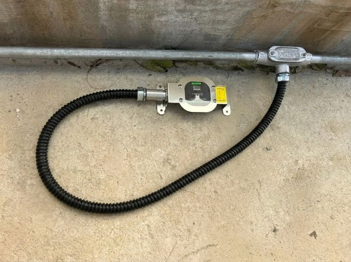 옥외 환경에서도 안정적으로 운용 가능한 포인트형 누액감지기 설치 상태 2