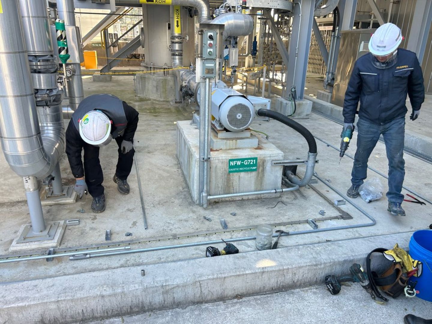 옥외 환경에 맞춘 스틸 배관 마감 및 누액감지기 배선 보호 완료