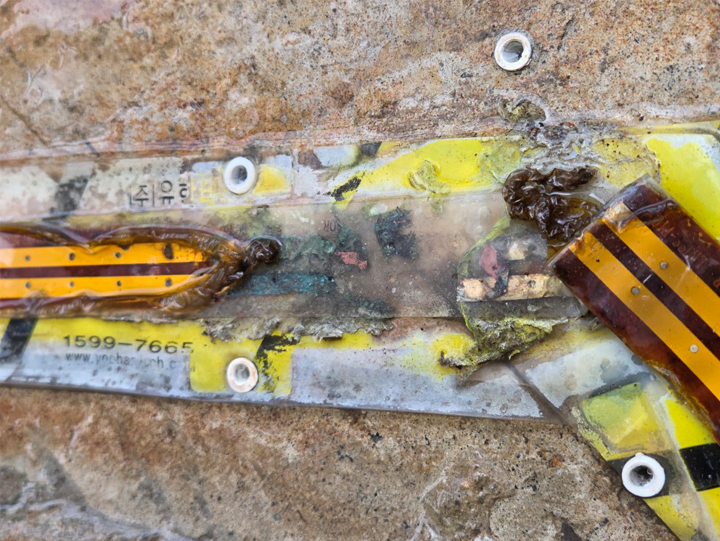 수산화칼륨(KOH) 영향으로 부식되어 손상된 필름형 누액감지기 1