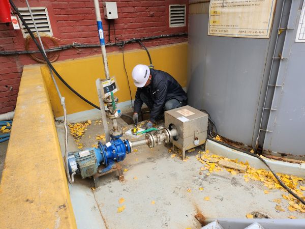 수산화나트륨 용액에 누액감지기 센서를 침지하여 반응 테스트 3