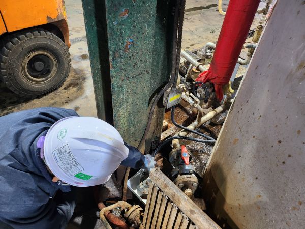 수산화나트륨 용액에 누액감지기 센서를 침지하여 반응 테스트 4