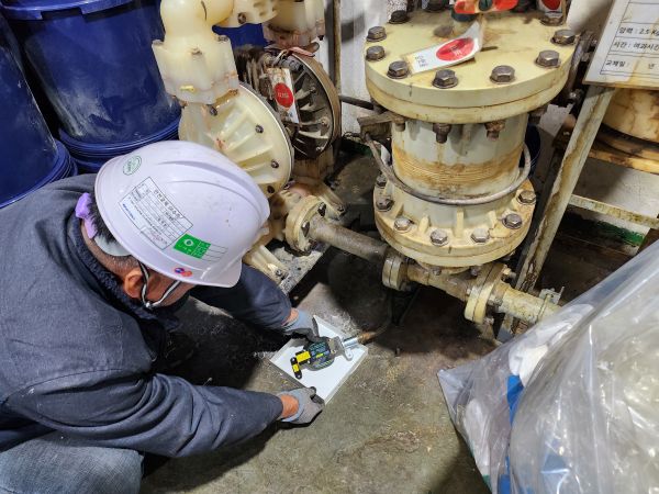 수산화나트륨 용액에 누액감지기 센서를 침지하여 반응 테스트 9