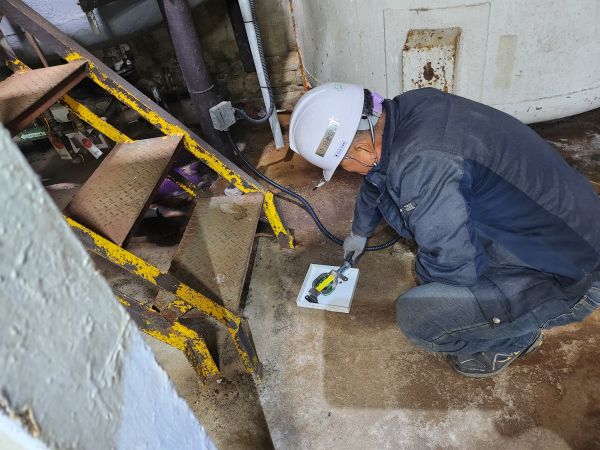 수산화나트륨 용액에 누액감지기 센서를 침지하여 반응 테스트 5