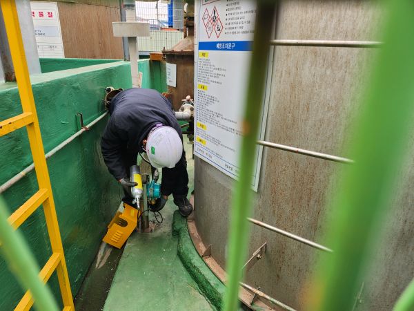 표준가스를 주입하여 가스감지기 센서 반응 테스트 중 3