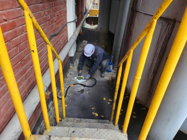 수산화나트륨 용액에 누액감지기 센서를 침지하여 반응 테스트 2