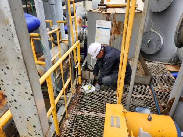 수산화나트륨 용액에 누액감지기 센서를 침지하여 반응 테스트 8