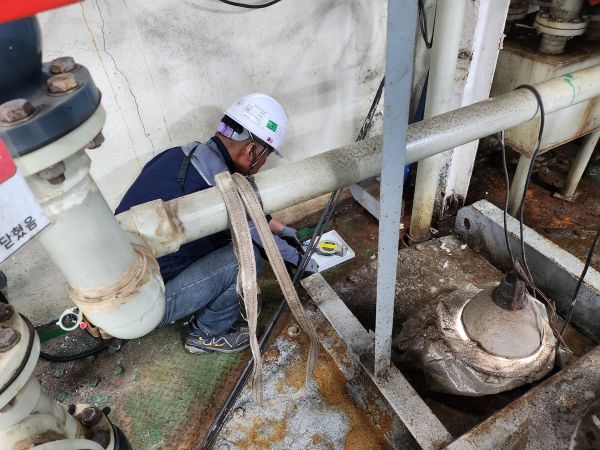 수산화나트륨 용액에 누액감지기 센서를 침지하여 반응 테스트 10