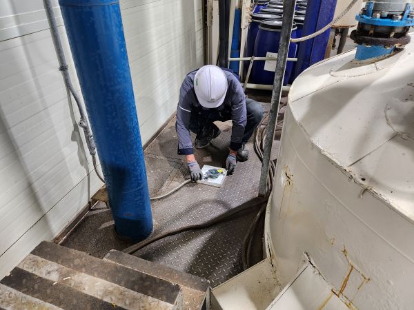 수산화나트륨 용액에 누액감지기 센서를 침지하여 반응 테스트 7