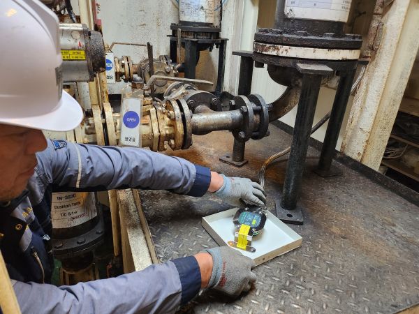 수산화나트륨 용액에 누액감지기 센서를 침지하여 반응 테스트 6