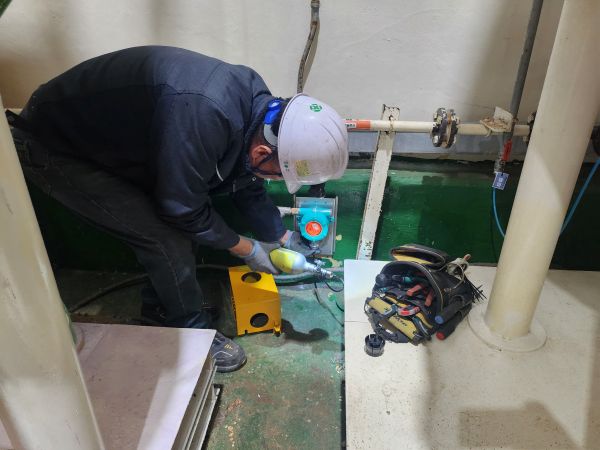 표준가스를 주입하여 가스감지기 센서 반응 테스트 중 1